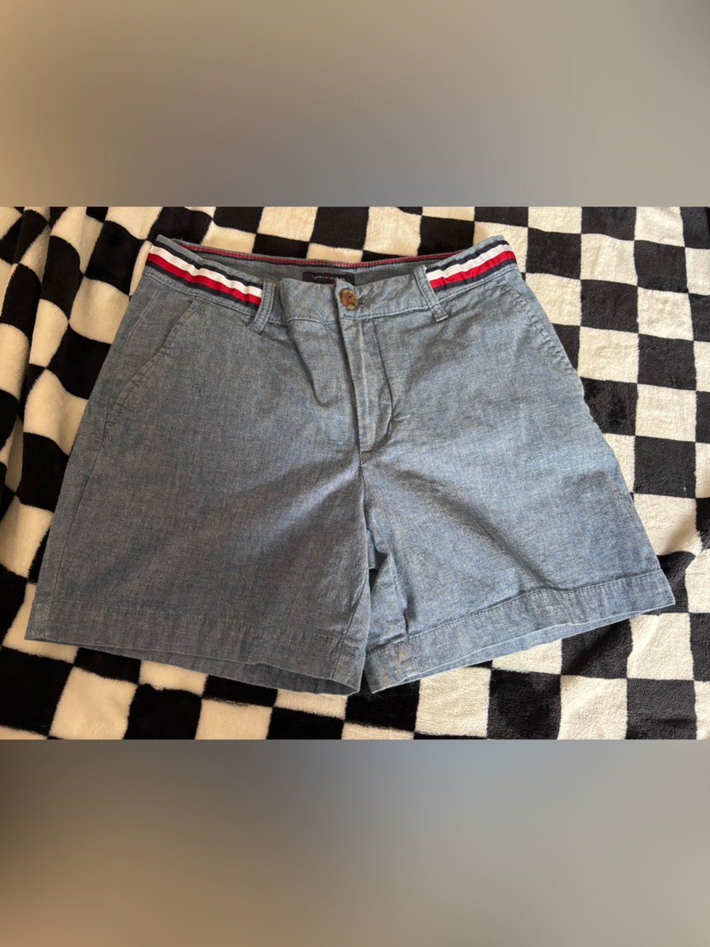 Ladies size 00 Tommy Hilfiger 5” classic stretch short blue in color